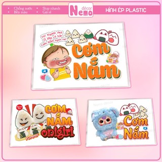 Tranh Trang Trí Quán, Hình Ép Plastic CƠM NẮM Quỳnh Aka, Baby Three Decor Quán Ăn, Cà Phê, Trà Sữa - Size A3, A4, A5.
