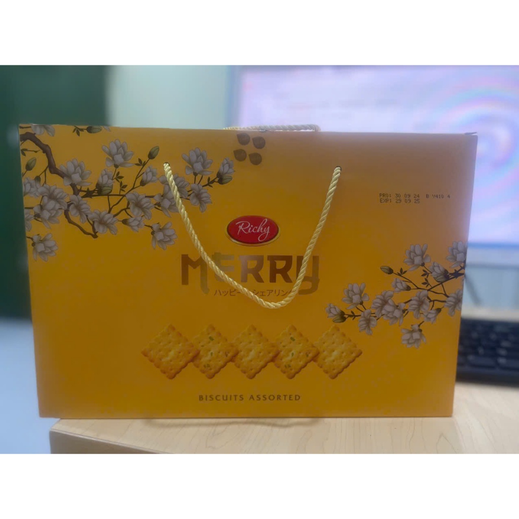 Bánh quy giòn vị hành và sữa dừa Merry Quai Xách 431g | Shopee Việt Nam