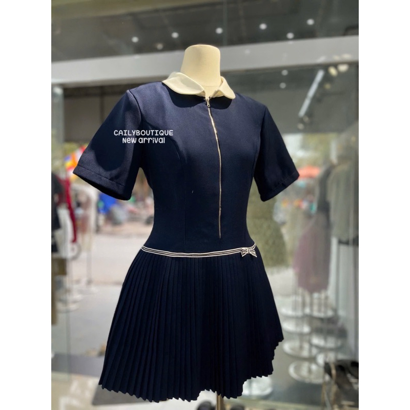 “Caron dress” Váy nữ ngắn xoè cộc tay phối cổ sơmi thiết kế khoá kéo eo phối kẻ viền đính nơ sang chảnh | MIU.STUDIO