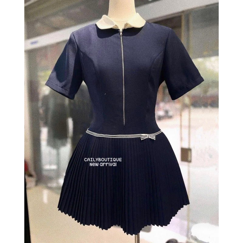 “Caron dress” Váy nữ ngắn xoè cộc tay phối cổ sơmi thiết kế khoá kéo eo phối kẻ viền đính nơ sang chảnh | MIU.STUDIO