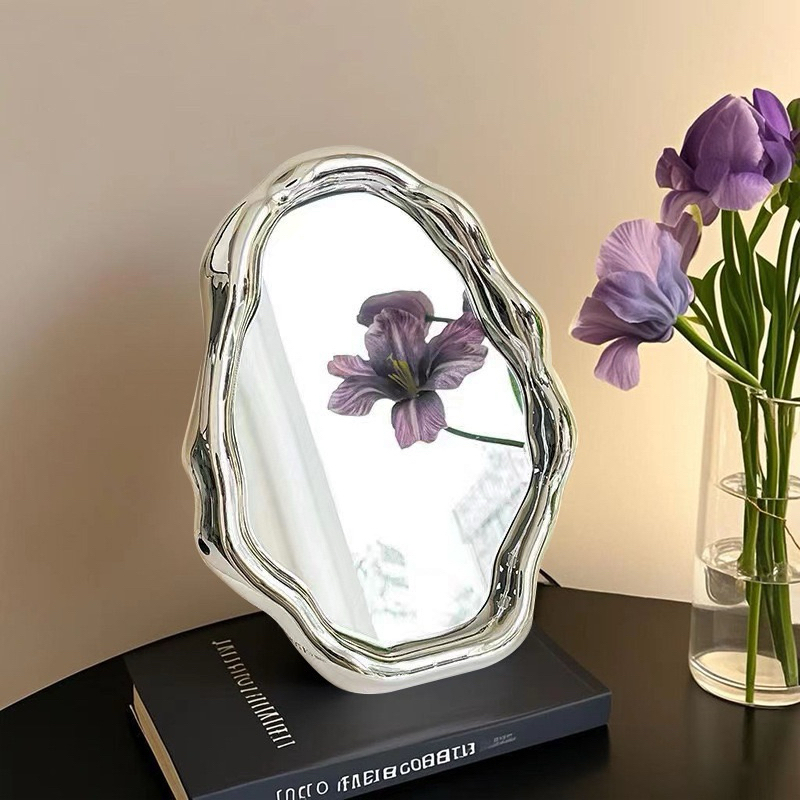 Gương để bàn khung màu bạc sang trọng, thiết kế uốn lượn nhẹ nhàng nữ tính | BigBuy360 - bigbuy360.vn