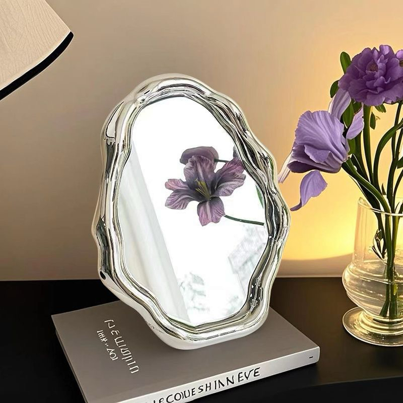 Gương để bàn khung màu bạc sang trọng, thiết kế uốn lượn nhẹ nhàng nữ tính | BigBuy360 - bigbuy360.vn