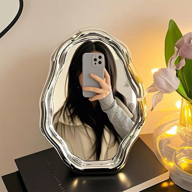 Gương để bàn khung màu bạc sang trọng, thiết kế uốn lượn nhẹ nhàng nữ tính | BigBuy360 - bigbuy360.vn