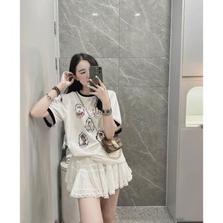 Set Bộ Đồ Nữ Áo Phông Trắng In Nữ Hoàng Phối Viên Đen Mix Chân Váy Trắng Phối Viền Gấu Ren Freesize