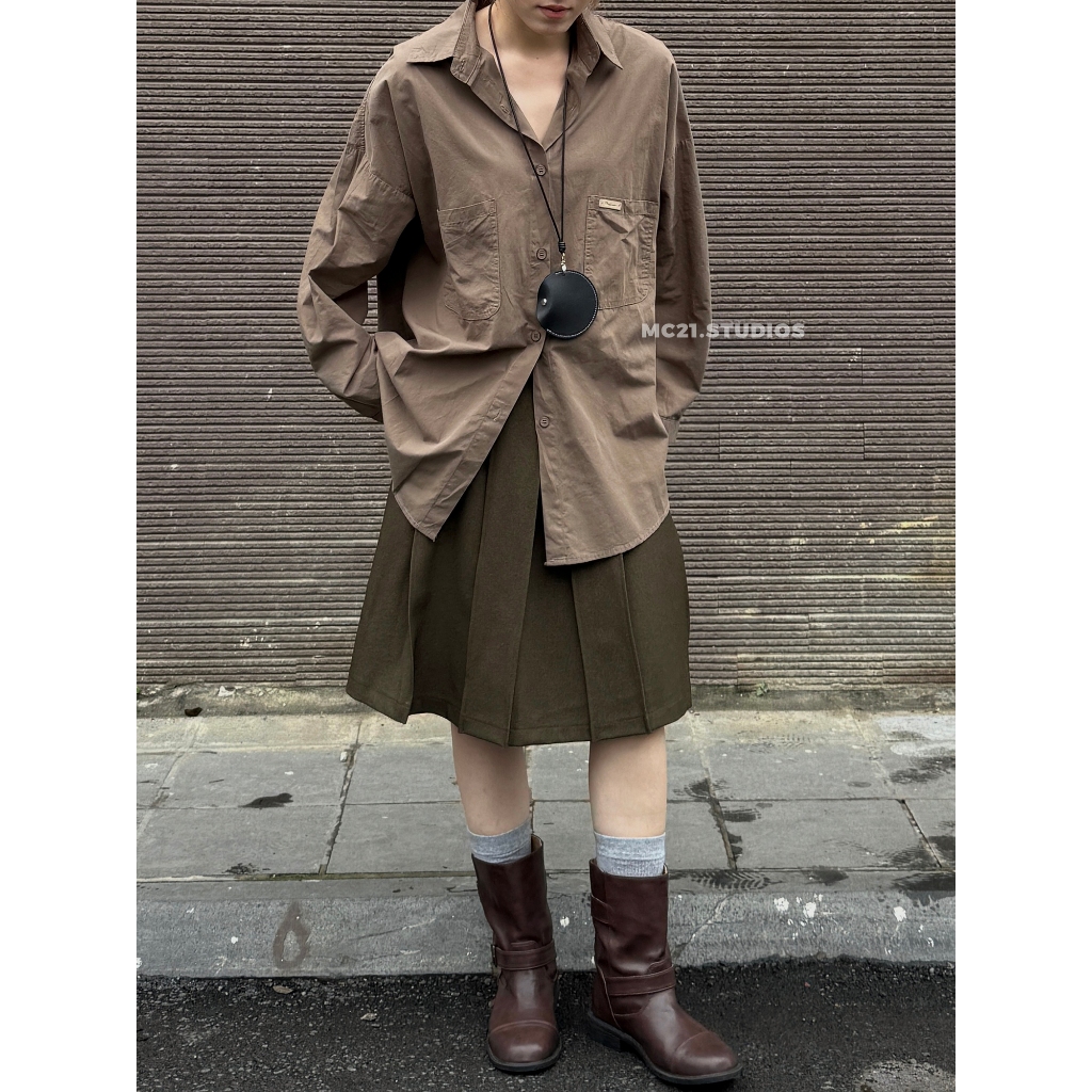 Ảnh Áo sơ mi trơn tag da nhỏ ở ngực oversize chất cotton tự nhiên xịn mềm mát MC21.studios a4332 2