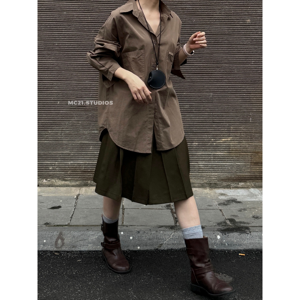 Ảnh Áo sơ mi trơn tag da nhỏ ở ngực oversize chất cotton tự nhiên xịn mềm mát MC21.studios a4332 3