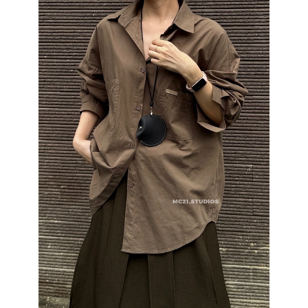 Ảnh Áo sơ mi trơn tag da nhỏ ở ngực oversize chất cotton tự nhiên xịn mềm mát MC21.studios a4332 4
