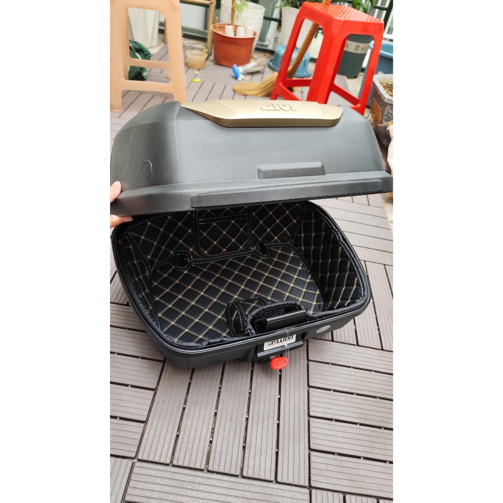 Thùng sau Givi E43 + bộ đế