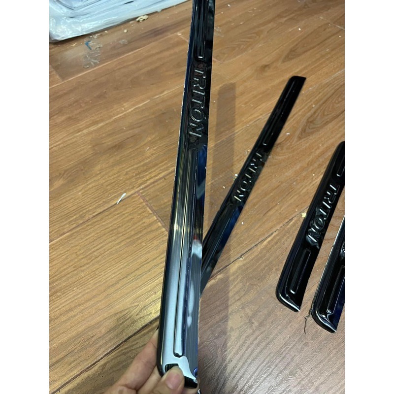 Ốp bậc cửa xe Mitsubishi Triton 2018-2023, nẹp cửa chống trầy INOX CAO CẤP - BỘ 8 MIẾNG TRONG NGOÀi