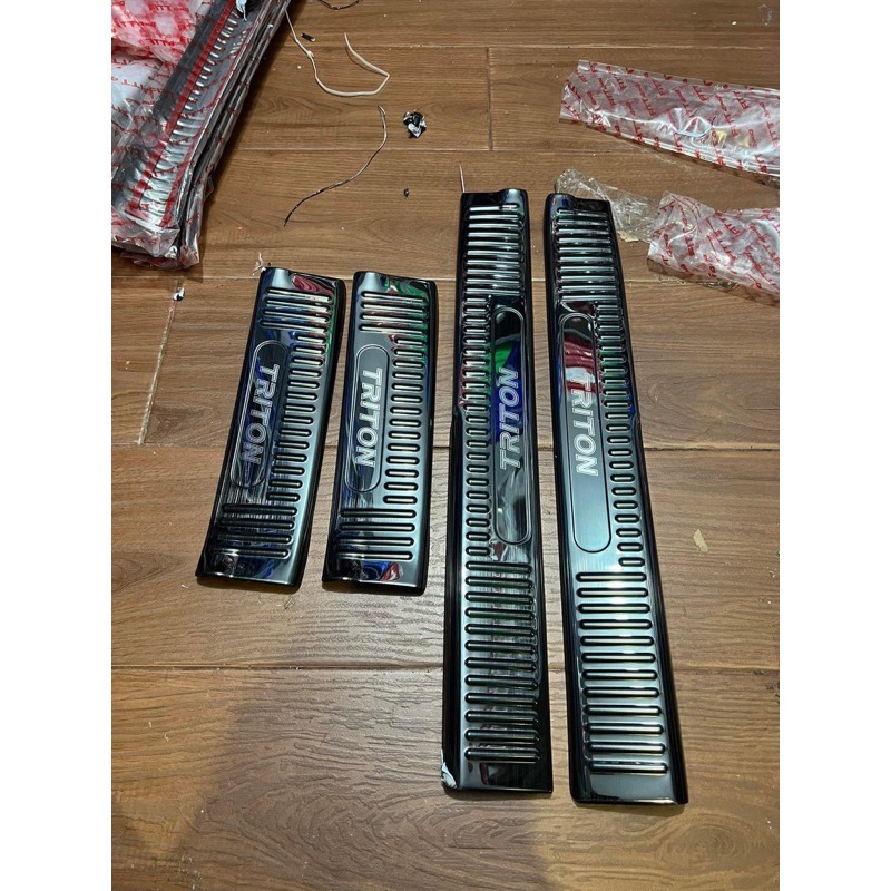 Ốp bậc cửa xe Mitsubishi Triton 2018-2023, nẹp cửa chống trầy INOX CAO CẤP - BỘ 8 MIẾNG TRONG NGOÀi