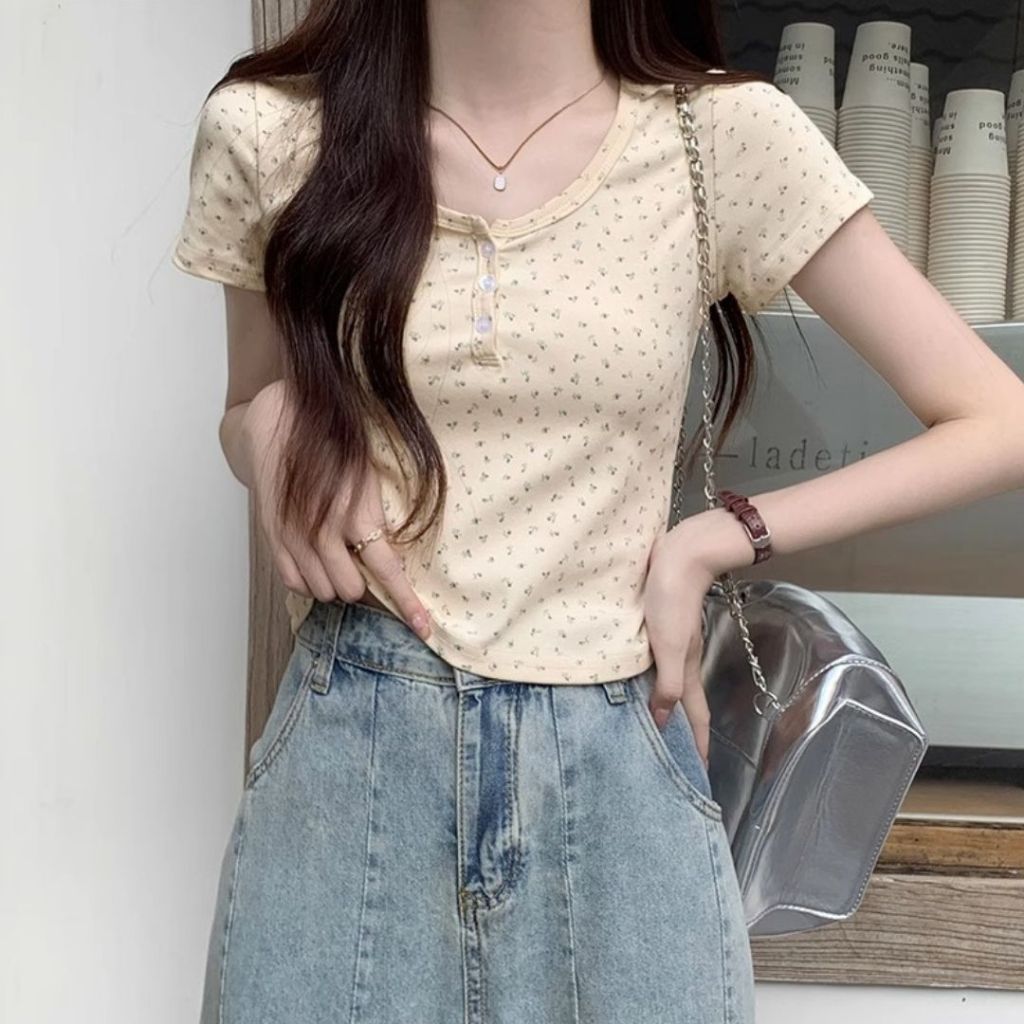TudoQuinzy Áo Thun Ngắn Tay Cổ Tròn Họa Tiết Hoa Nhí Cài Nút Ôm Body Chất Thun Tăm Co Giãn Mềm Mịn Mát