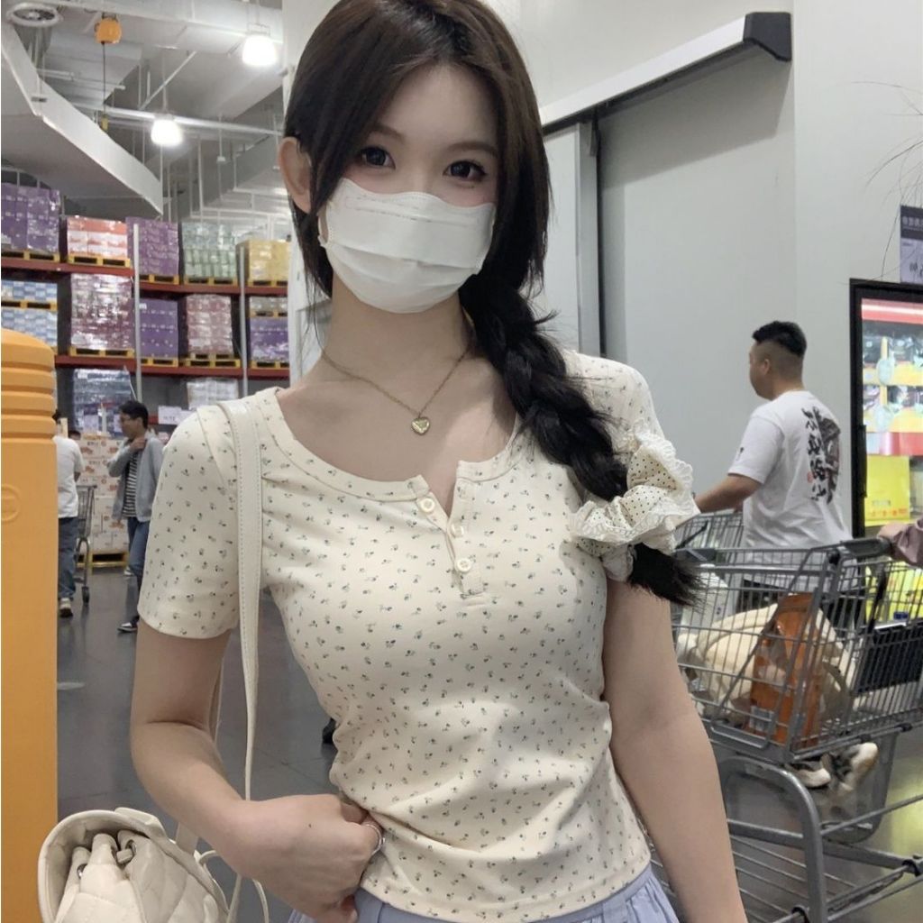 TudoQuinzy Áo Thun Ngắn Tay Cổ Tròn Họa Tiết Hoa Nhí Cài Nút Ôm Body Chất Thun Tăm Co Giãn Mềm Mịn Mát