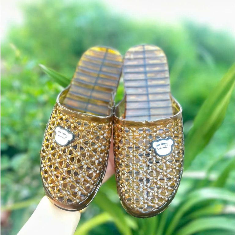 Sục nữ nhựa dẻo team what đi mưa nắng bít mũi có lỗ thoáng khí mềm mại đế cao 3cm 2 màu xanh nâu đẹp