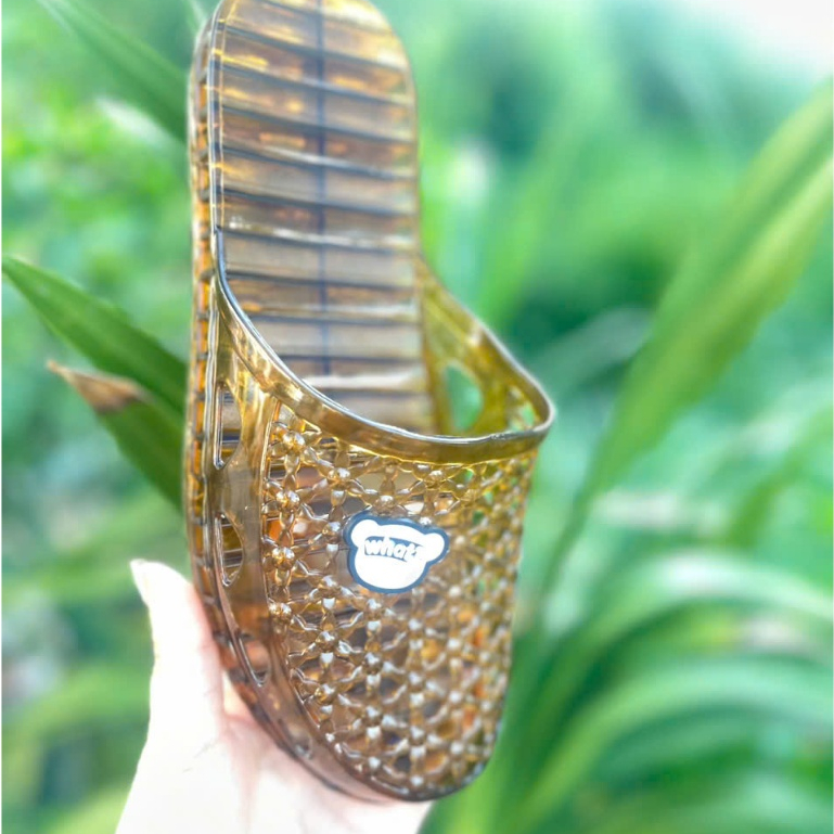Sục nữ nhựa dẻo team what đi mưa nắng bít mũi có lỗ thoáng khí mềm mại đế cao 3cm 2 màu xanh nâu đẹp