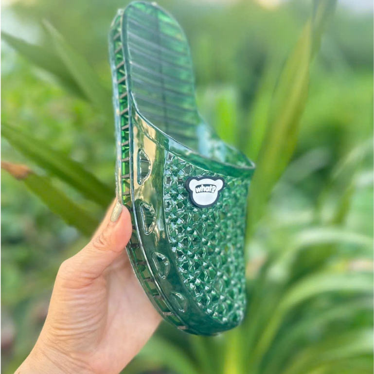 Sục nữ nhựa dẻo team what đi mưa nắng bít mũi có lỗ thoáng khí mềm mại đế cao 3cm 2 màu xanh nâu đẹp