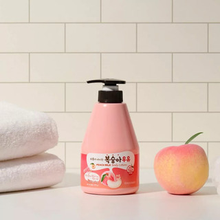 Dưỡng thể hương đào và sữa ong chúa Welcos Kwailnara Milk Body Lotion dưỡng ẩm và tái tạo da Hàn Quốc 560g