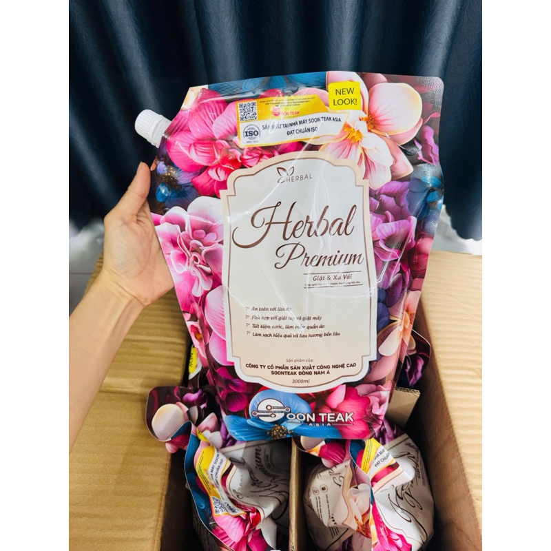 Giá sỉ- Thùng 4 Túi 12 Lít Nước giặt Herbal Premium hương nước hoa AMIZIN