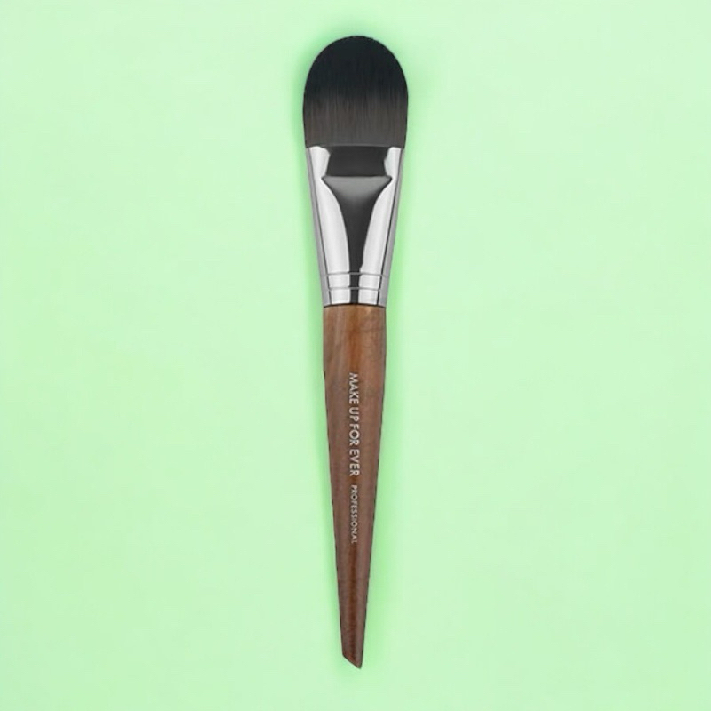 Cọ tán kem nền đầu dẹt Make Up Forever 181. Lông cọ mềm mại, mịn màng, giúp lớp nền bền chặt.