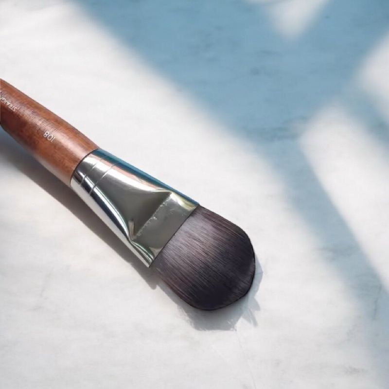 Cọ tán kem nền đầu dẹt Make Up Forever 181. Lông cọ mềm mại, mịn màng, giúp lớp nền bền chặt.
