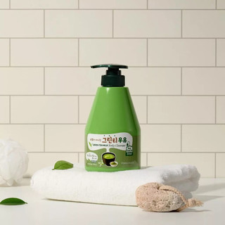 Sữa tắm trà xanh và tinh chất sữa ong chúa Kwailnara green tea Body Cleanser 560g