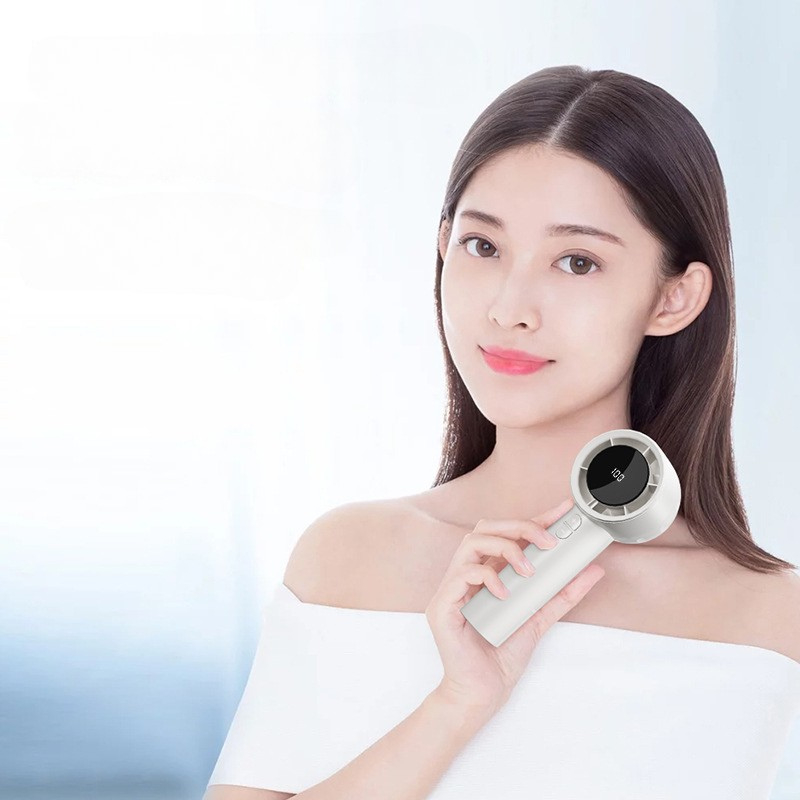 Quạt cầm tay tích điện 4000 mah có màn hình hiển thị với 100 tốc độ gió có thể điều chỉnh mát lạnh