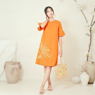 SWANLAKE | Váy Đầm Suông Tay Lỡ Xòe Dây Rút Thêu Hoa Chạy Nét Vải Linen Có Túi Trung Niên - D11987