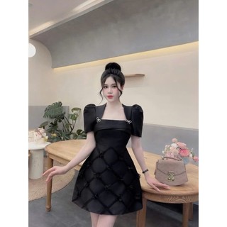 Đầm tapta Nữ có quần dáng ngắn thiết kế hình thoi chéo đính hoa cổ vuông tay búp bê đính nơ ngực sang trọng