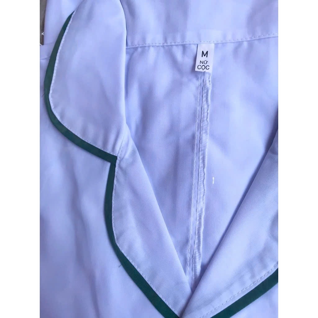 Bộ Blouse trắng cổ bo tròn viền xanh dáng ngắn, chất liệu lon Nhật cao cấp, thiết kế túi tiện lợi
