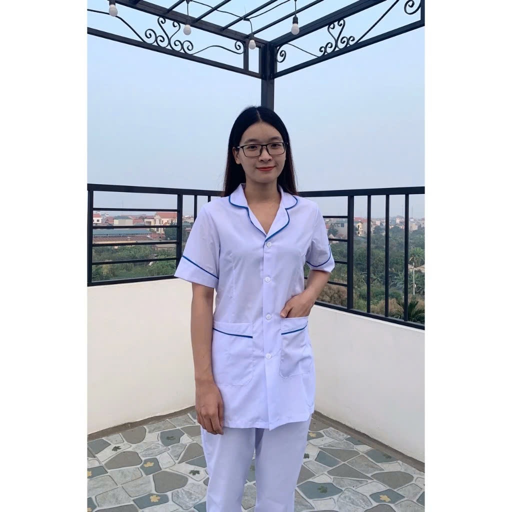 Bộ Blouse trắng cổ bo tròn viền xanh dáng ngắn, chất liệu lon Nhật cao cấp, thiết kế túi tiện lợi