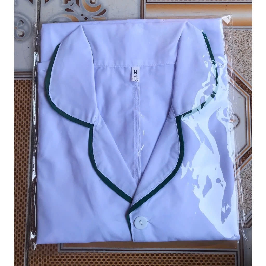 Bộ Blouse trắng cổ bo tròn viền xanh dáng ngắn, chất liệu lon Nhật cao cấp, thiết kế túi tiện lợi