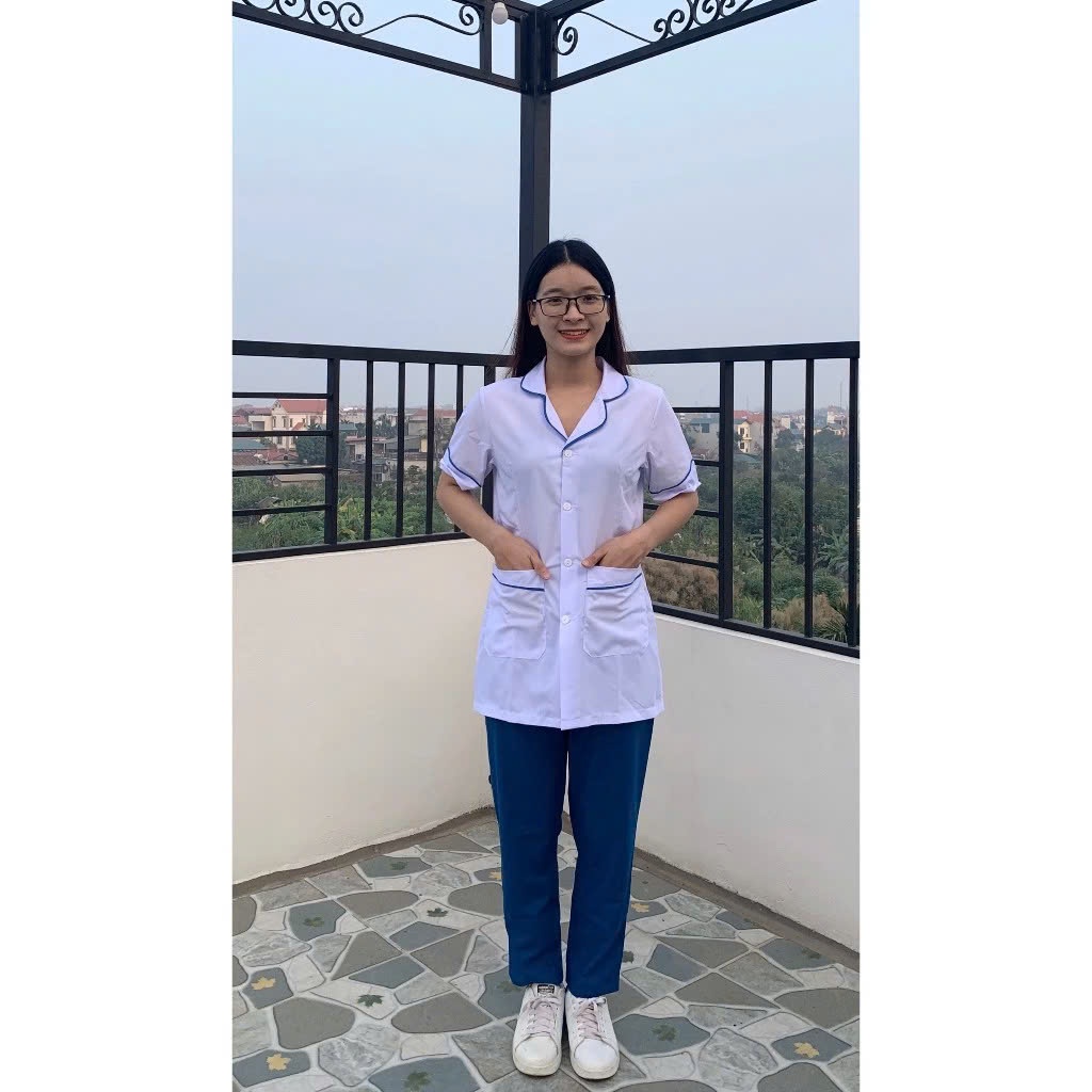 Bộ Blouse trắng cổ bo tròn viền xanh dáng ngắn, chất liệu lon Nhật cao cấp, thiết kế túi tiện lợi