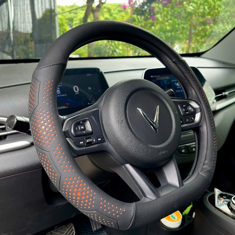 Bọc vô lăng Vinfast VF3, VF5, VF6, VF7,VF8, VF9, VFE34 dáng dcut thể thao chuẩn size theo xe
