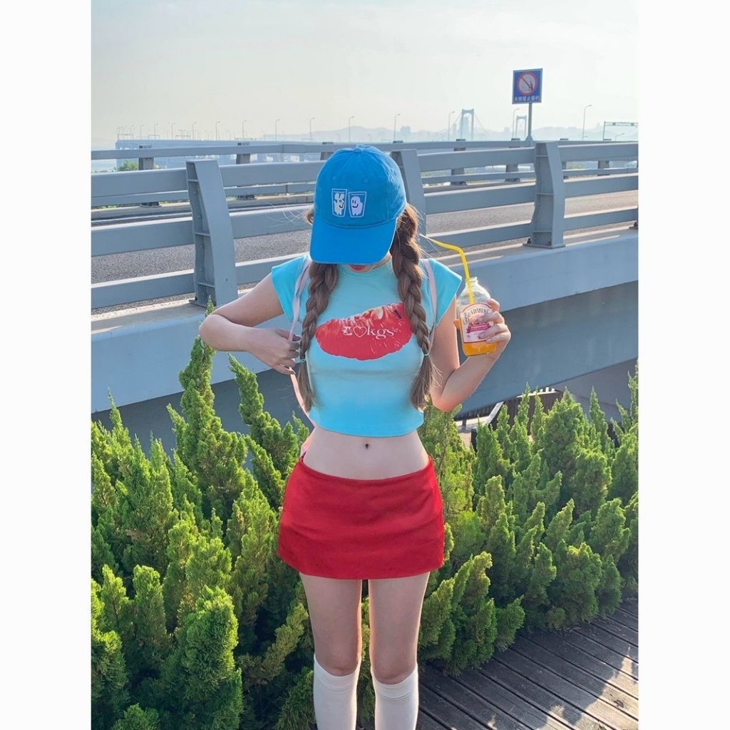 (sẵn)Áo thun croptop cộc tay màu xanh biển hoạ tiết miếng bưởi màu đỏ đáng yêu ABBT042 - Tiktik