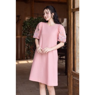 SWANLAKE | Váy Đầm Nữ Suông Cổ Tròn Thêu Hoa Tay Bí Lỡ Vải Linen Thanh Lịch Công Sở Có Túi D12013