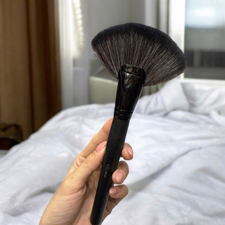 Cọ quạt  dùng để hightlight/má hồng