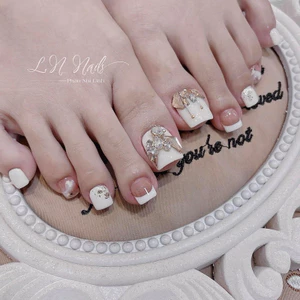 NAIL BOX CHÂN THIẾT KẾ GEL TRẮNG ĐÍNH CHARM ĐÁ MIX VÂN ĐÁ