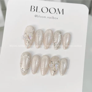 Móng giả thiết kế mắt mèo lấp lánh charm thuỷ tinh và đá nailbox xinh chụp kỷ yếu