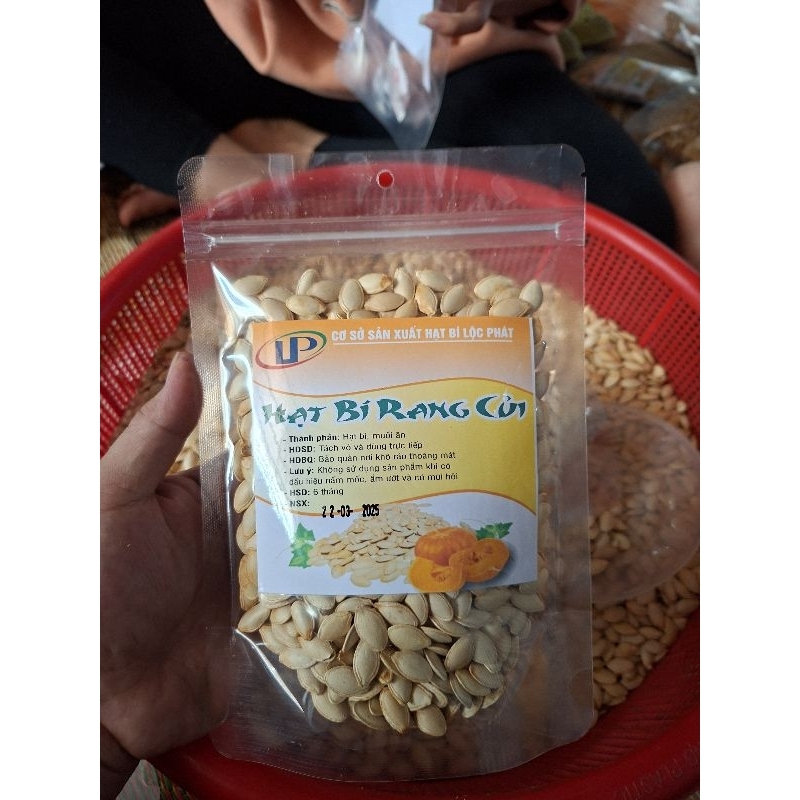 hạt bí rang củi của đồng bào người thái chế biến được loại bỏ hạt lép
