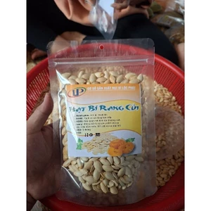 hạt bí rang củi của đồng bào người thái chế biến được loại bỏ hạt lép