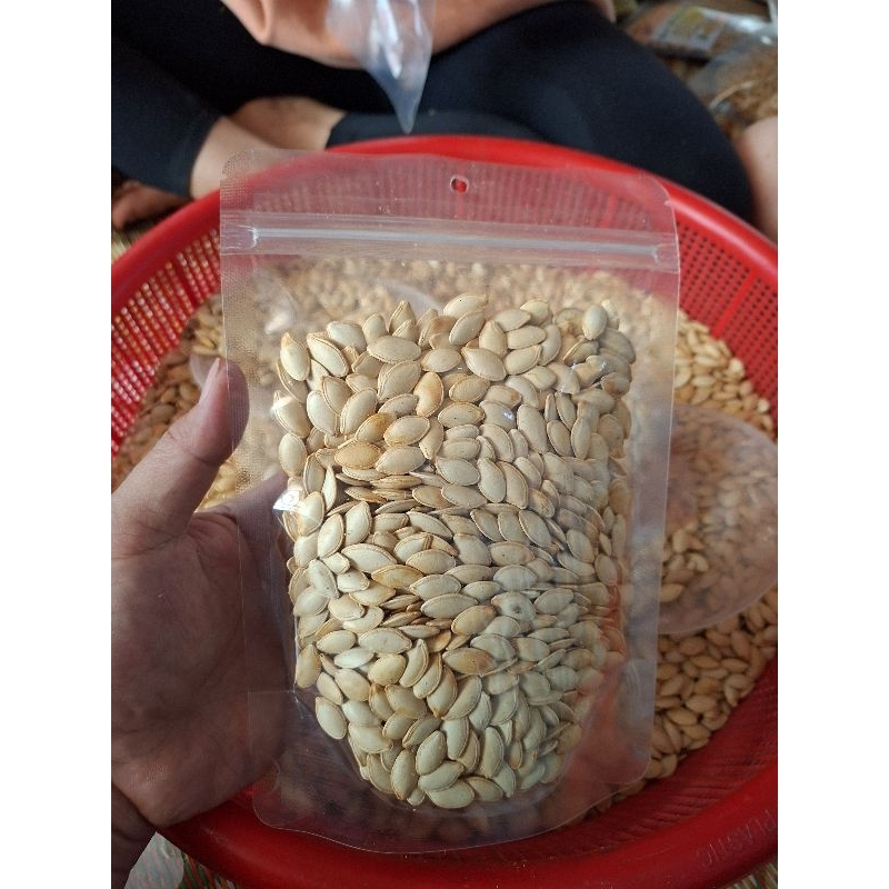 hạt bí rang củi của đồng bào người thái chế biến được loại bỏ hạt lép