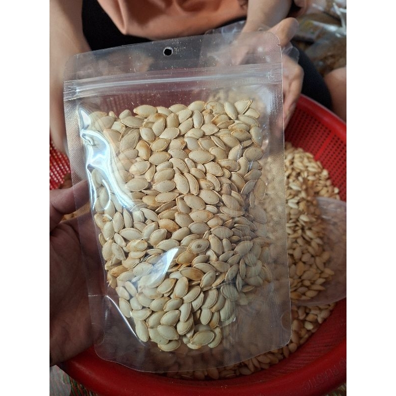 hạt bí rang củi của đồng bào người thái chế biến được loại bỏ hạt lép