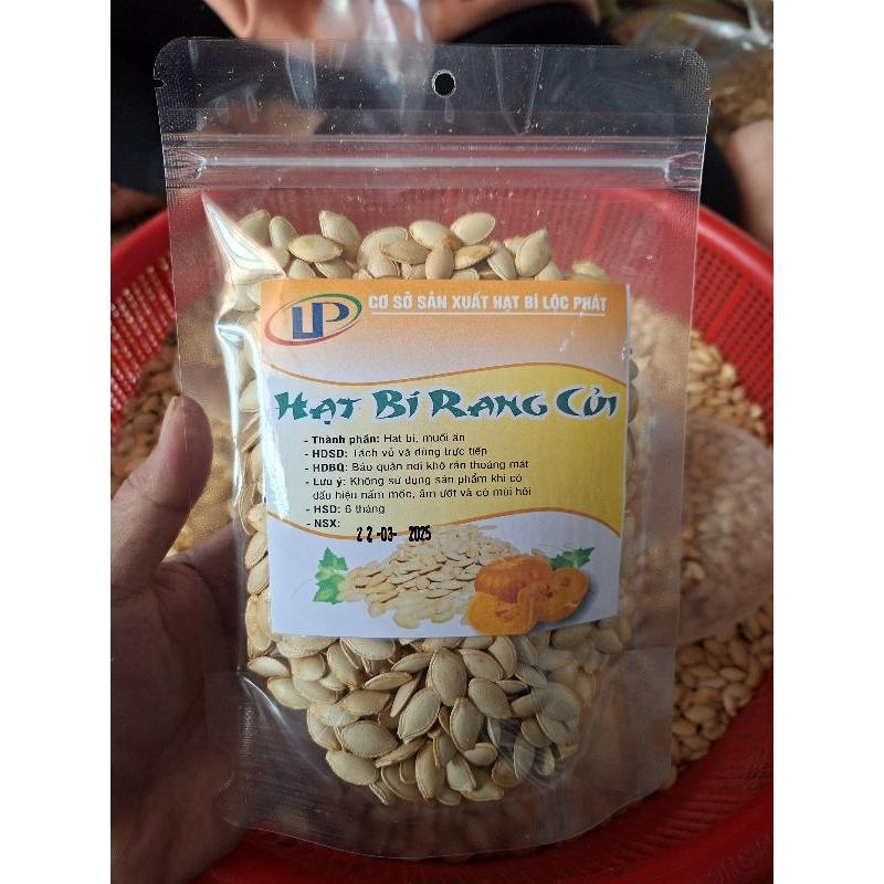 hạt bí rang củi của đồng bào người thái chế biến được loại bỏ hạt lép