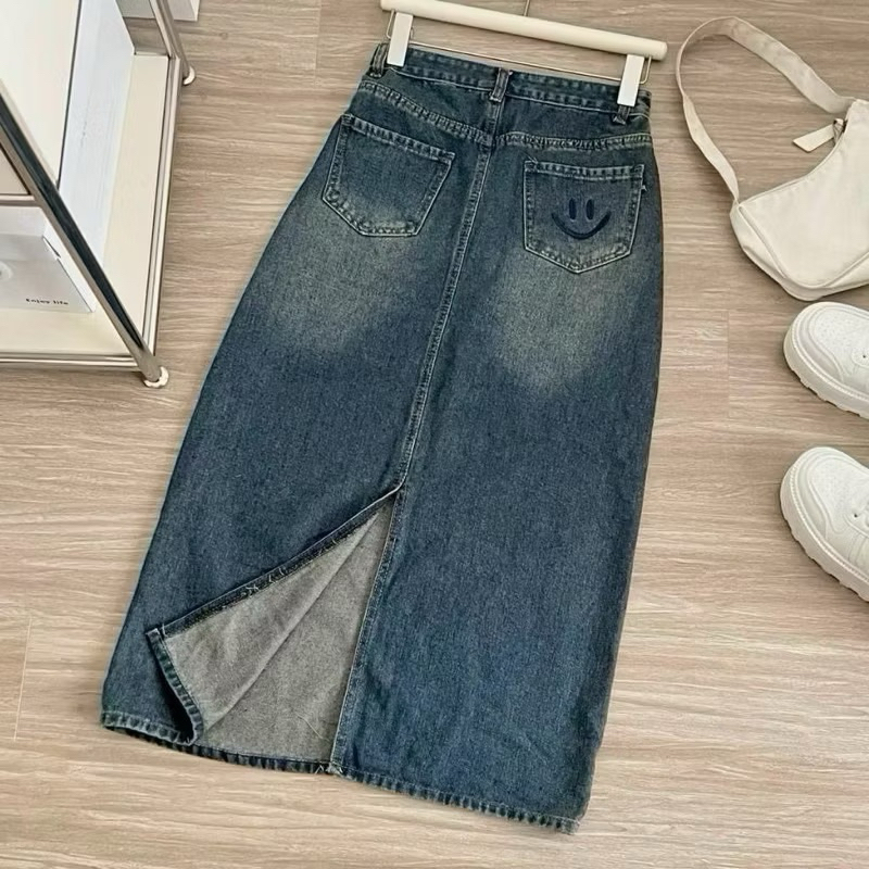Chân váy jeans nữ xẻ sau thêu túi mặt cười