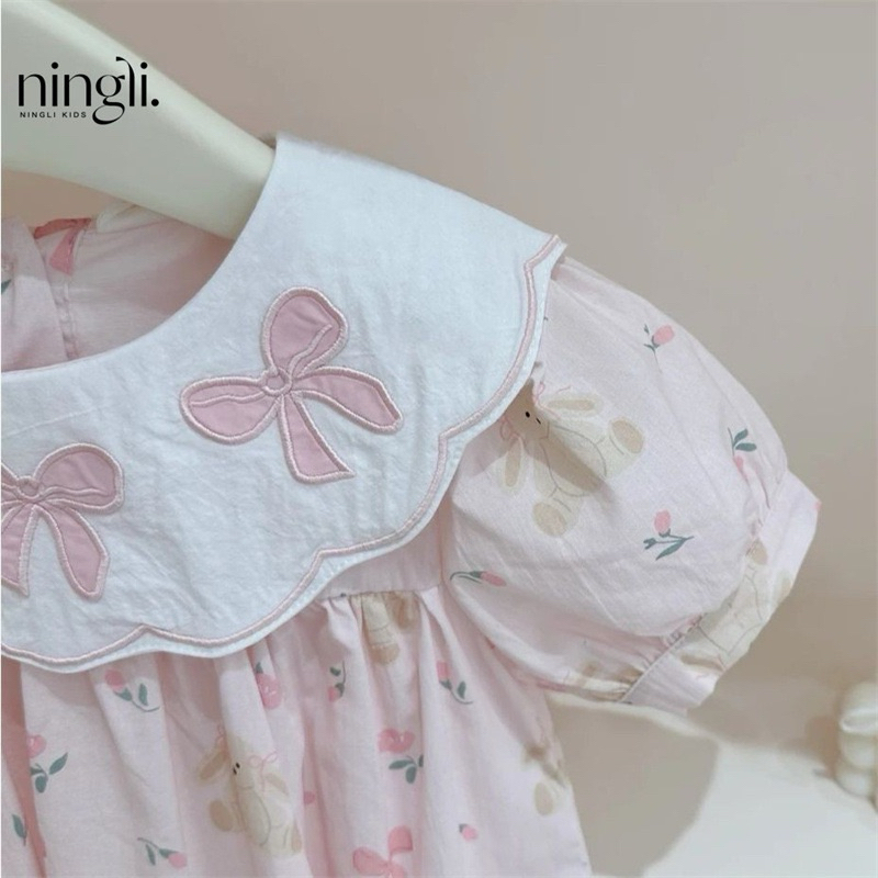 (Order) Váy cổ bèo thêu nơ dáng babydoll hoạ tiết gấu nơ dành cho bé gái