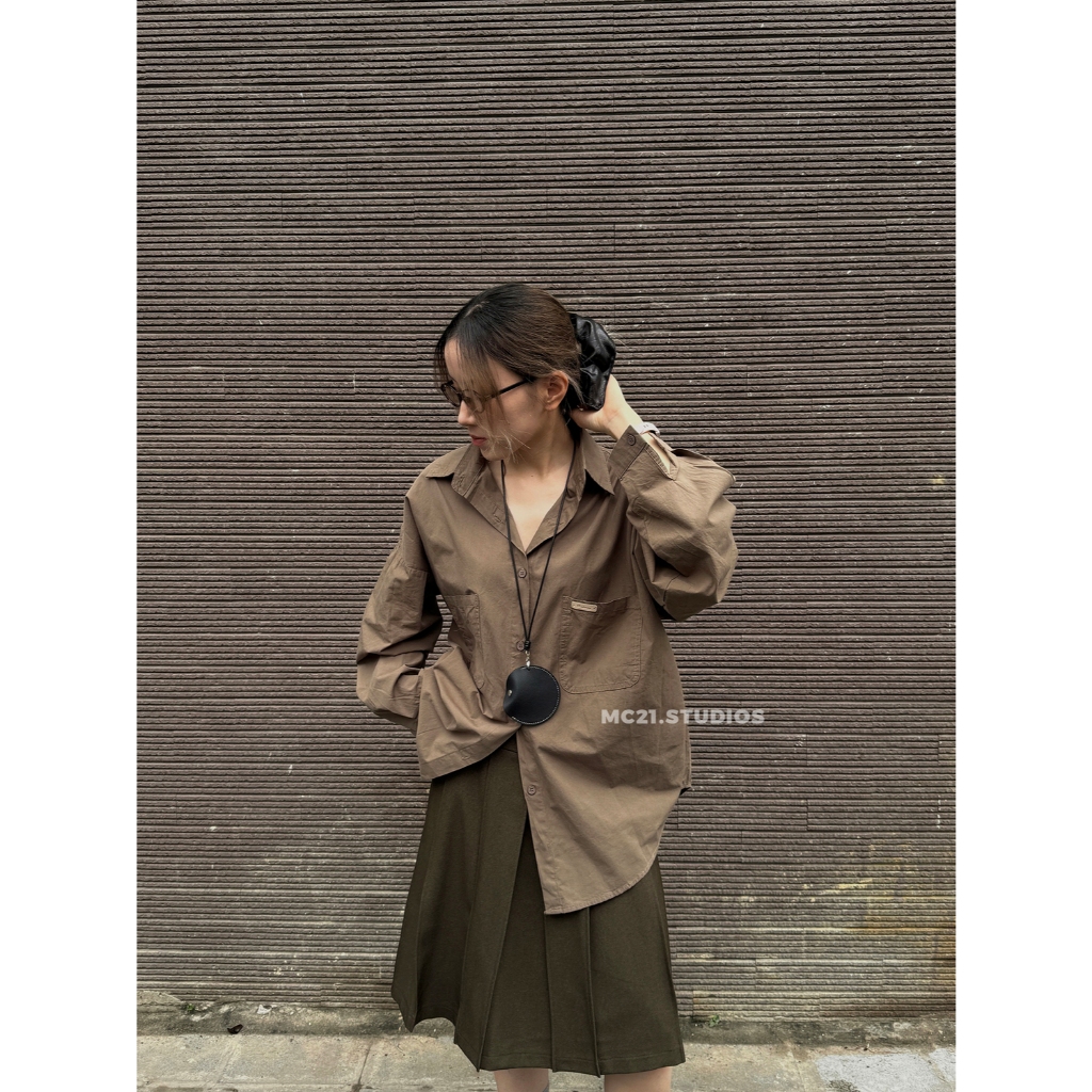 Ảnh Áo sơ mi trơn tag da nhỏ ở ngực oversize chất cotton tự nhiên xịn mềm mát MC21.studios a4332 1