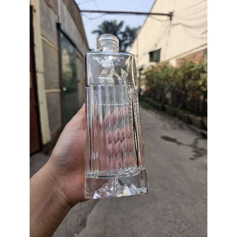 Chai thủy tinh sọc đáy núi dung tích 500ml