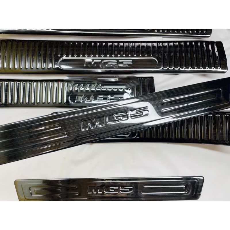 Ốp bậc cửa, nẹp bước chân xe MG5 2021-2025 vân Titan Hàng cao cấp