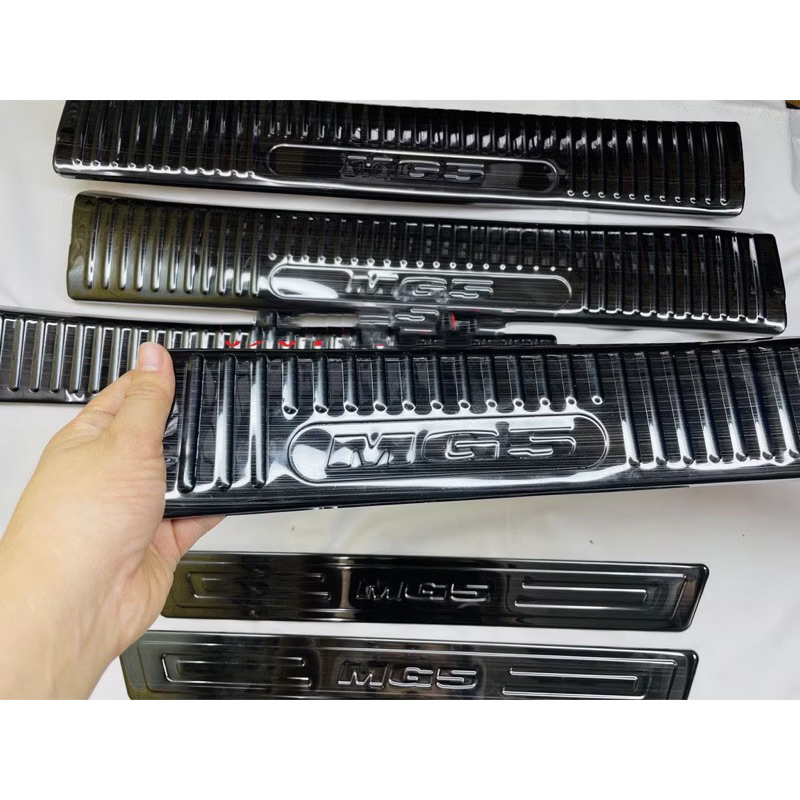 Ốp bậc cửa, nẹp bước chân xe MG5 2021-2025 vân Titan Hàng cao cấp