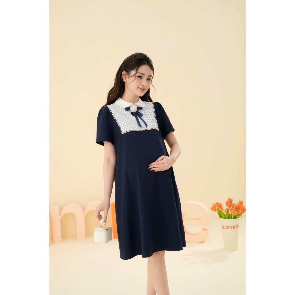 Ảnh Váy bầu, đầm bầu Molly Dress chất liệu xước hàn phối nơ đính kết hợp cổ sen, form dáng suông A basic BY L'AMME 4