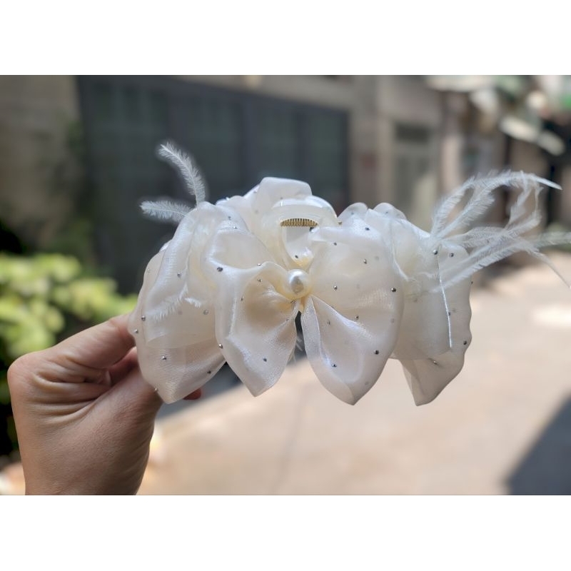 Nơ trắg ngọc lông vũ